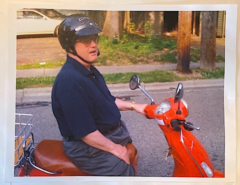 Council Votes 4-1 for Moped Parking Regulation, While E-Scooters Still Irritate Pedestrians